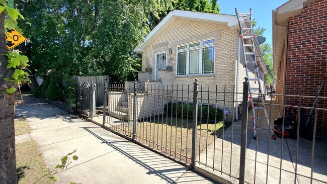Frente de la casa. - 419 W Root St