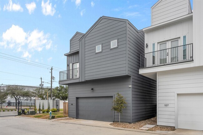 Building Photo - 105 Tolima Dove St