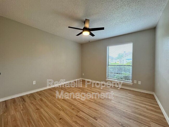 Building Photo - 14 Fernwood Dr
