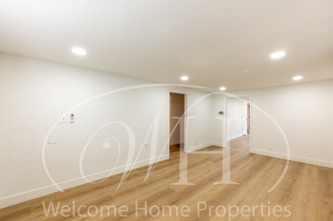 Foto del edificio - 3-Bedroom Home with Fenced Yard & Off-Stre...