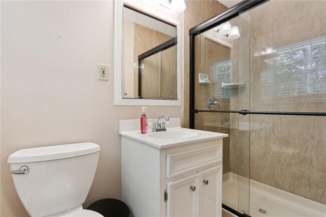Foto del edificio - Beautifully Renovated 3-Bedroom, 2-Bath Ra...