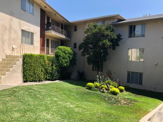 Walkway to unit - 300 Mockingbird Ln