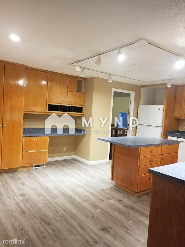 Building Photo - 6 br, 3 bath House - 6300 SW Fisher Ave