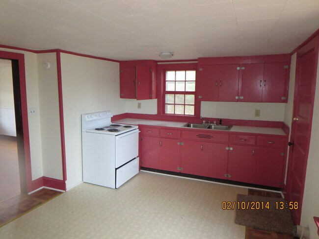 Building Photo - 825 Reservoir Rd