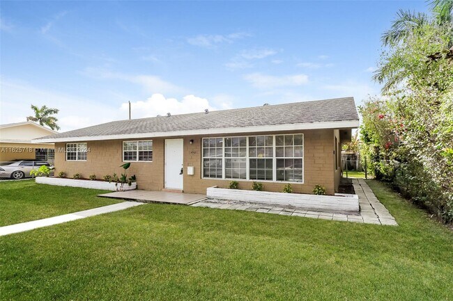 Foto del edificio - 4962 Pineaire Ln