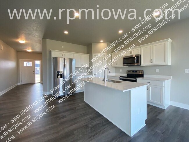 Building Photo - 740 SE Drumlin Dr