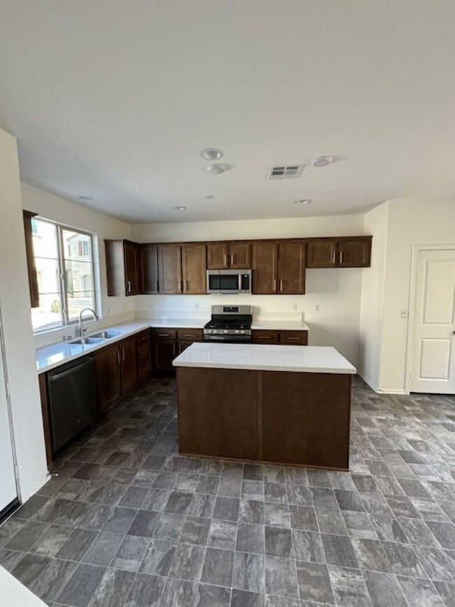 Building Photo - Beautiful Home