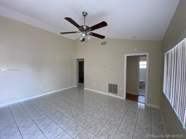 Foto del edificio - 3210 NW 203rd St