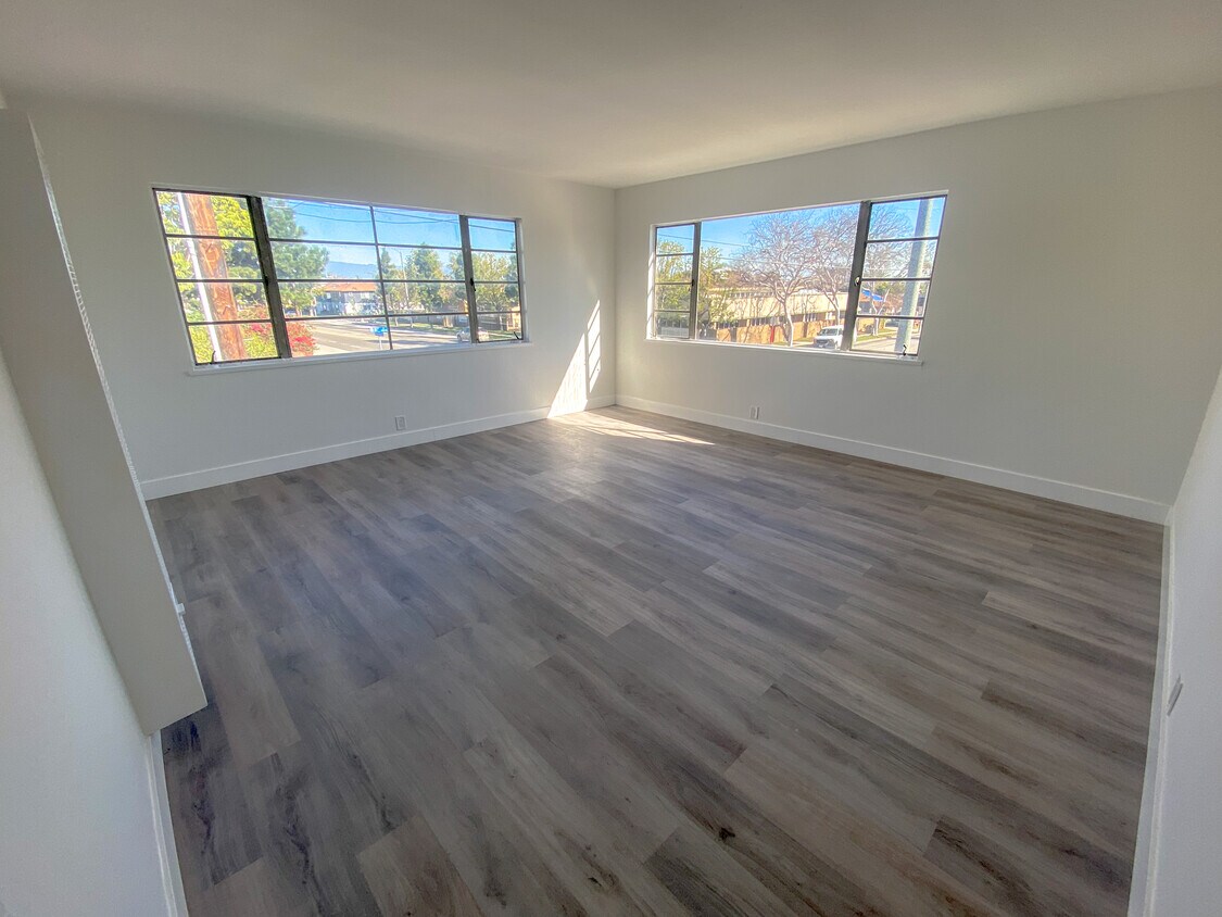 Foto principal - 8101 Crenshaw Blvd