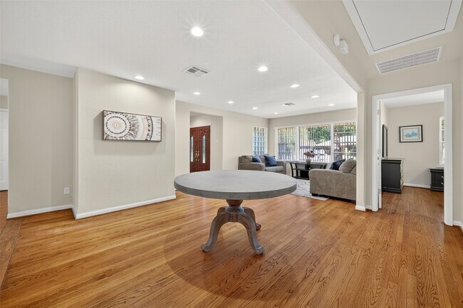 Foto del edificio - 4045 Osby Dr