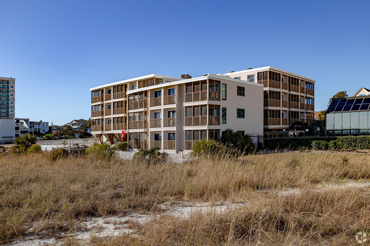 Vista desde el océano. - Crescent Beach Villas