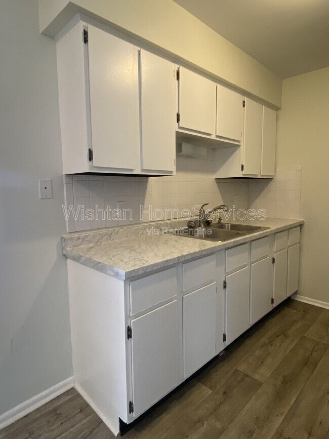 Foto del edificio - 202 Charleston Blvd