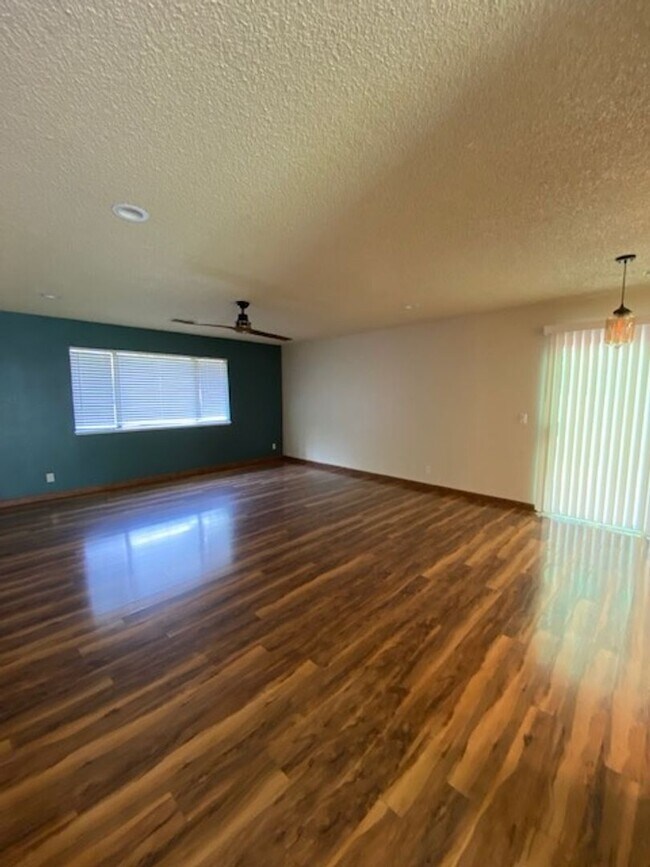 Building Photo - 3 BED 2 BATH HOUSE IN THE TWILIGHT SUBDIVI...
