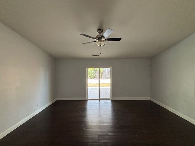 Foto del edificio - Clean 3 Bedroom / 2 Bathroom Home in Rosed...