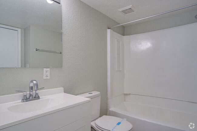 2 habitaciones, 1 baño, 916 pies cuadrados, baño principal - Woodridge Manor Apartments