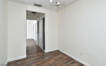 Building Photo - 9 Hamlin Ct