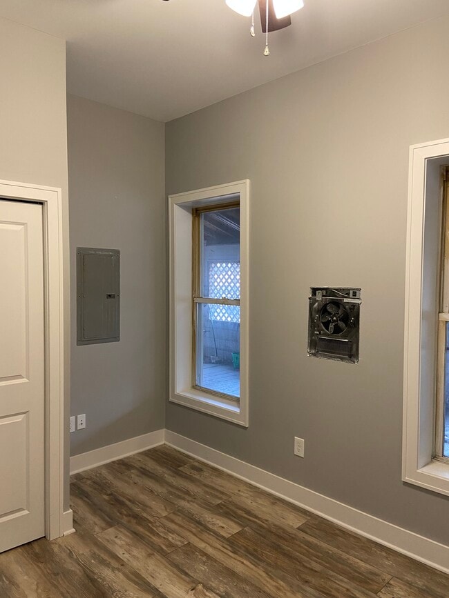 Building Photo - 215 N Bridge St