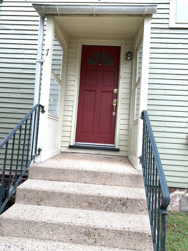 Private Entry - 7 W Afton Ave