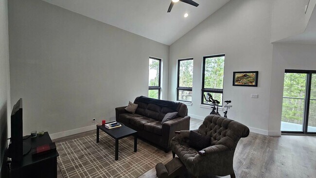 Foto del edificio - Fully furnished town home in Bigfork