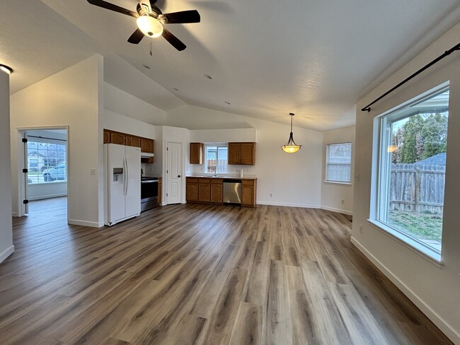 Building Photo - 4798 N Cengotita Ave