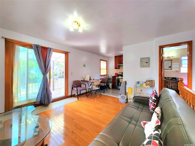 Foto del edificio - 40-50-50 Utopia Pkwy