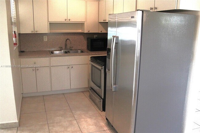 Foto del edificio - 641 W 36th St