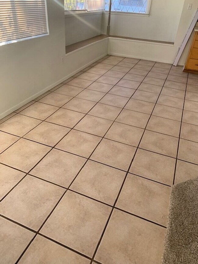 Foto del edificio - 3 bedrooms, 1 and 3/4 baths, backyard, garage