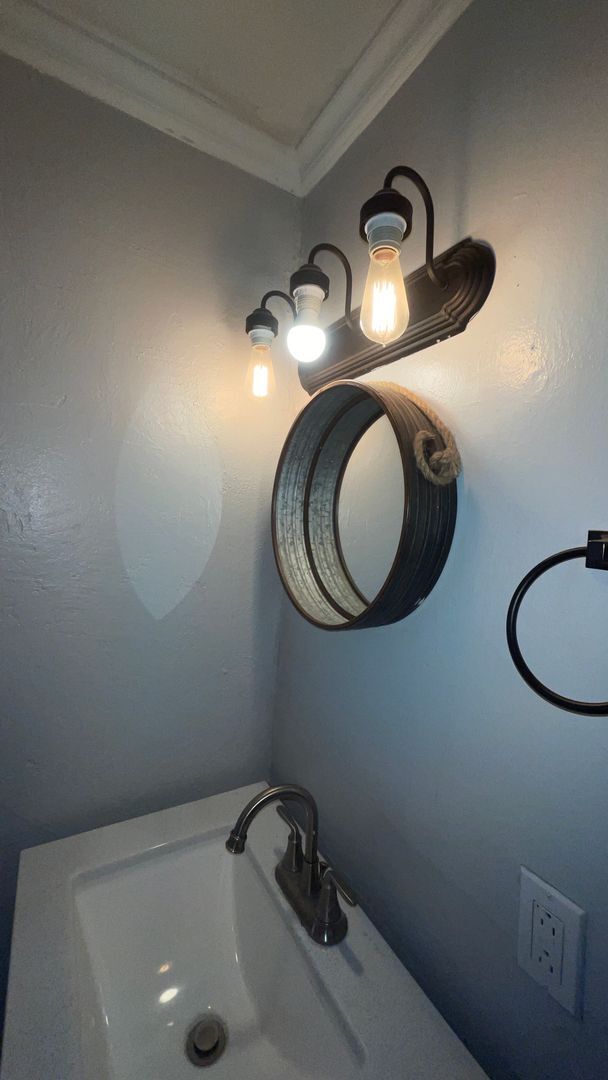 Building Photo - Charming and spacious 3-Bedroom 2 bath house.