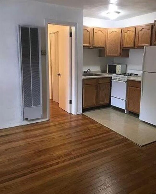 Interior Photo - 913 W Church St