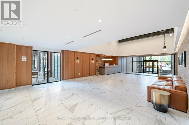 Photo du bâtiment - 2300 St Clair Ave W