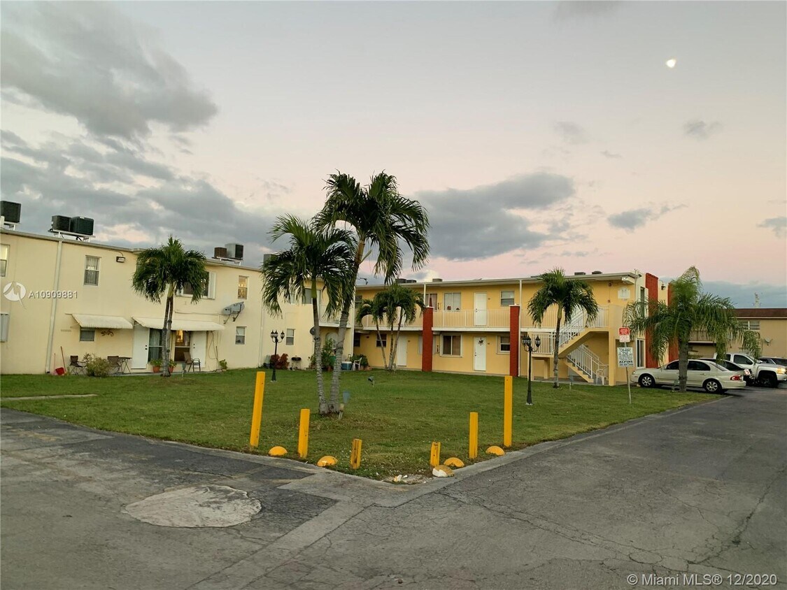 Primary Photo - 1255 W 49th Pl