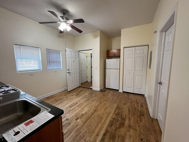 Foto del edificio - Charming 2BR Apartment Unit in Chicago