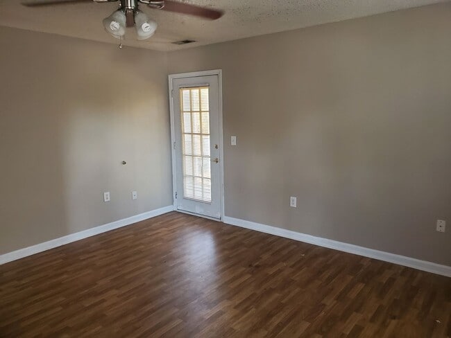 Building Photo - 2 Bedroom, 1 bath apartment  downstairs un...