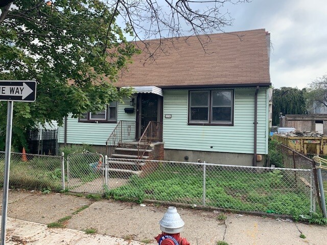 Primary Photo - 270 Linden Ave