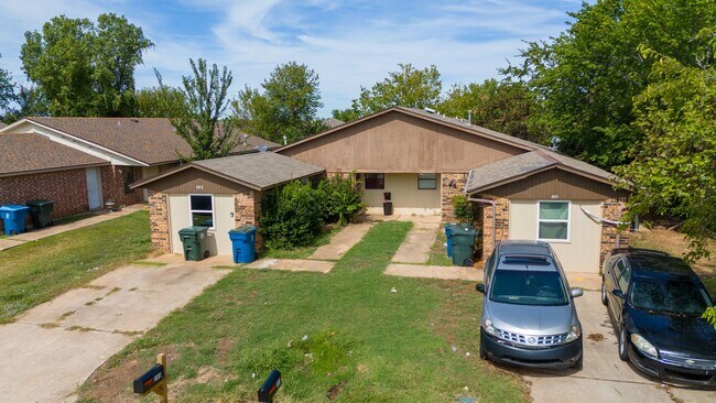 Building Photo - Stylishly Updated 4-Bedroom Home with Mode...