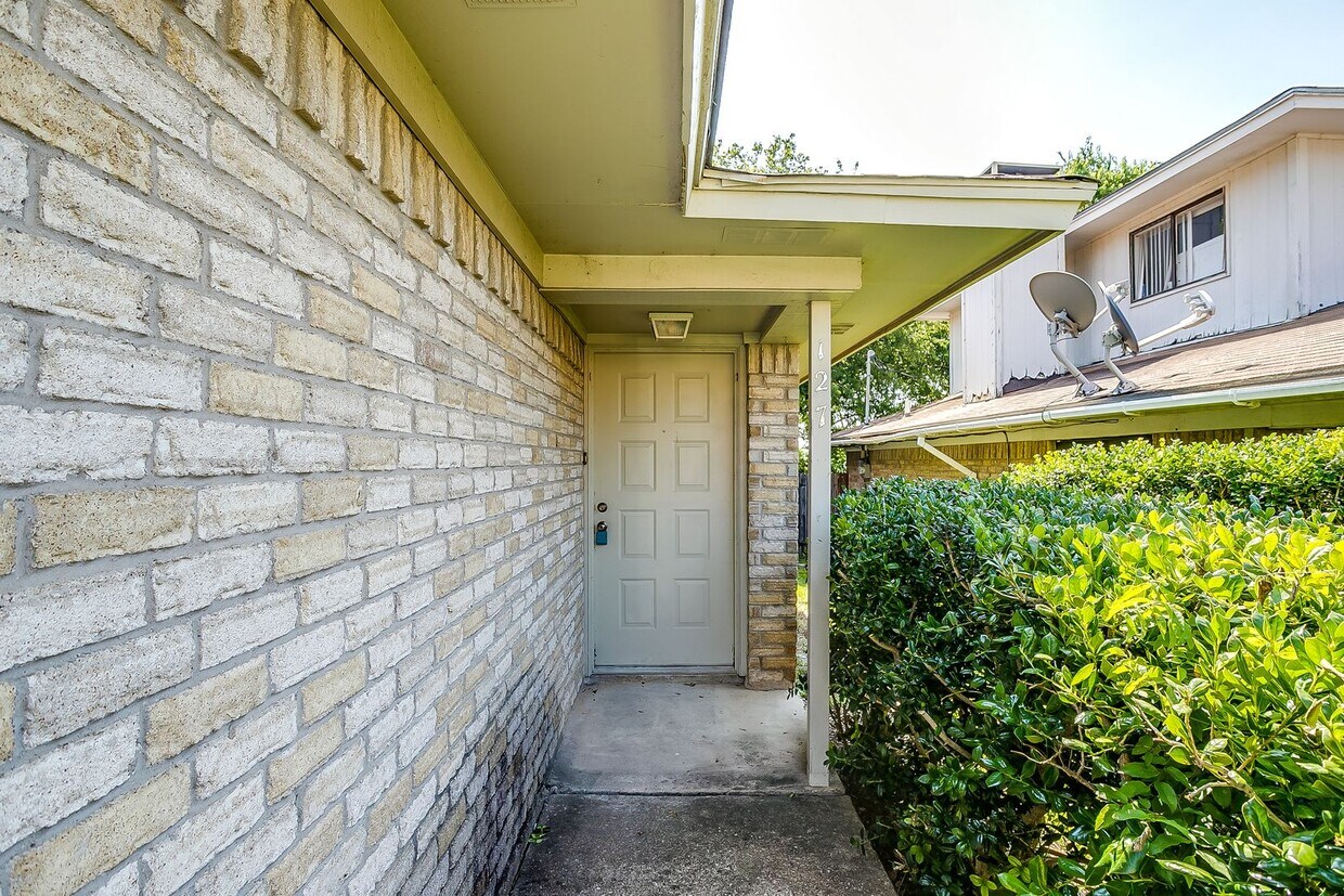 One side of 2 story duplex available- 3 b... - One side of 2 story duplex available-  3 b...