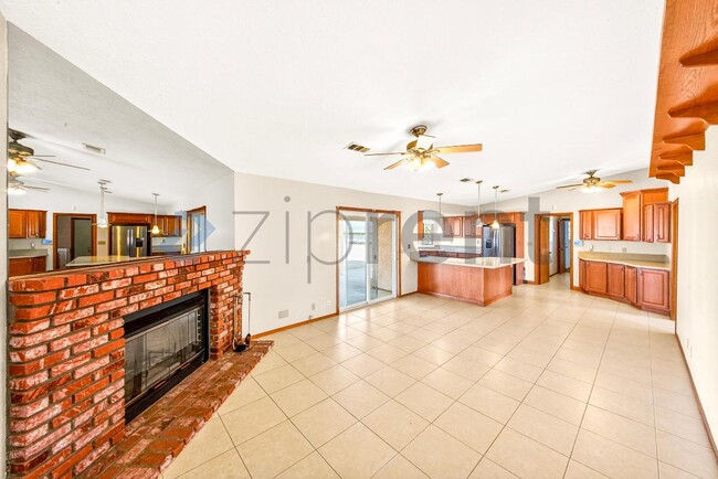 Building Photo - 15380 Mission St