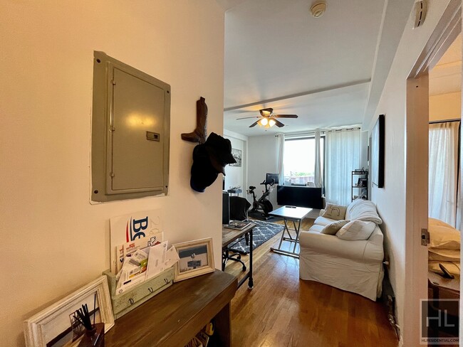 Building Photo - Gorgeous rent stabilized 1 bedroom with ba...