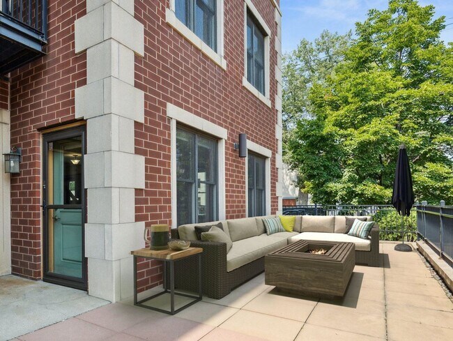 Foto del edificio - Stunning 2 level Condo in Exclusive St Pau...
