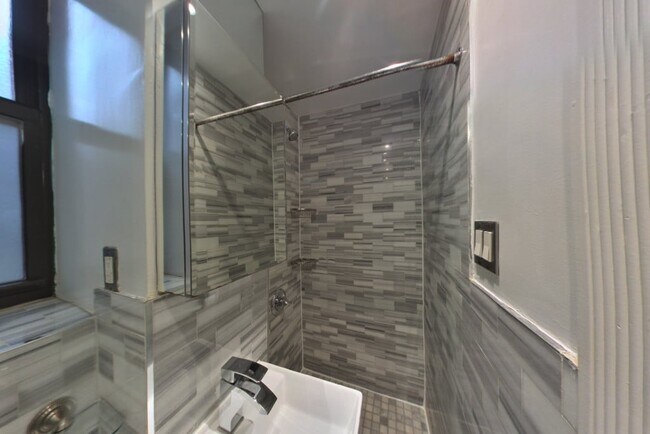 Foto del edificio - 221 E 23rd St