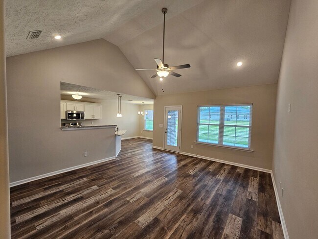 Foto del edificio - LUXURY 3 BEDROOM RANCH STYLE HOME IN SCENIC FOX RUN