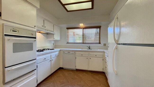 Foto del edificio - 4 Bedroom 2 Bathroom House with Fenced Yard in SLO