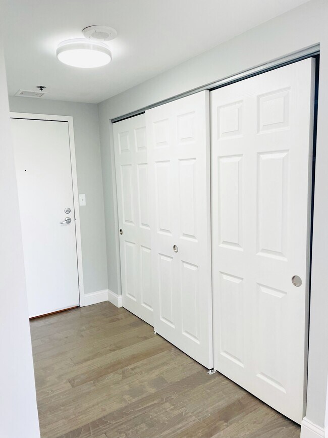 Building Photo - 250 E Harbortown Dr