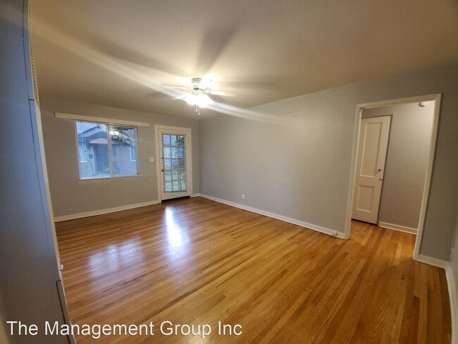 Building Photo - 904 W 21st St