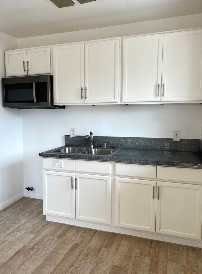 Kitchen - 721 E 42nd St