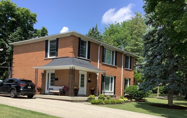 Photo du bâtiment - 1356 Charles Dr