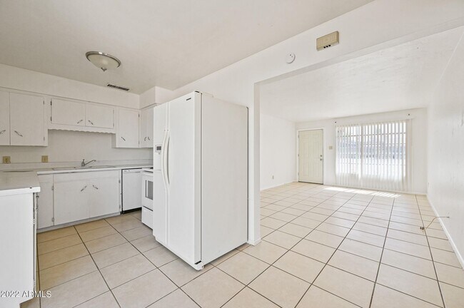 Vista de la puerta de entrada de la sala de estar. - 6212 N 12th Pl