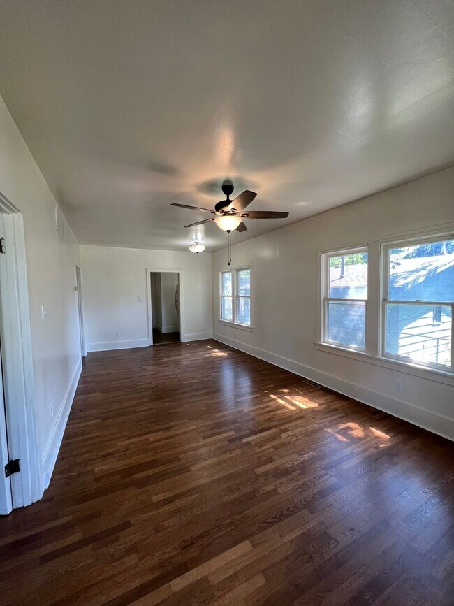 Building Photo - Remodeled Like New 2 Bedroom 1 Bath