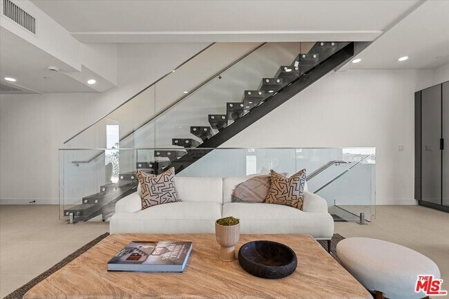 Foto del edificio - 1257 N Sweetzer Ave