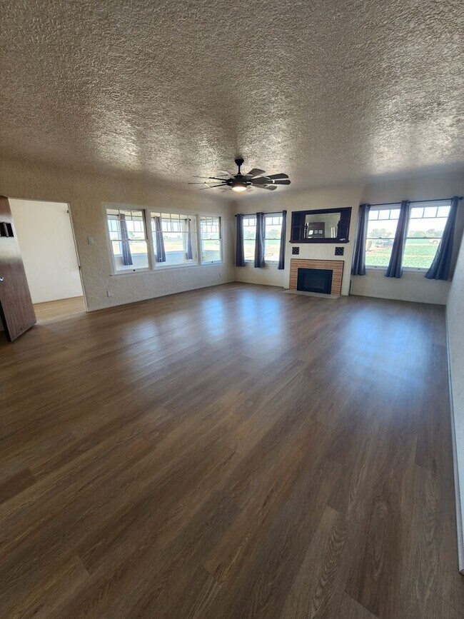 Foto del edificio - Adorable and Spacious 4 Bedroom Farmhouse W/Bonus Room- Water, Trash and Wifi Included!